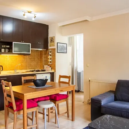 Pleasant And Central Flat With Balcony In Alsancak Apartment *