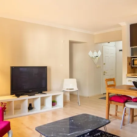 Apartment Pleasant And Central Flat With Balcony In Alsancak