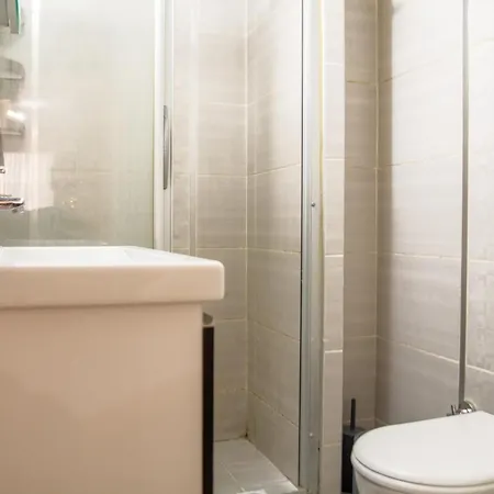 Pleasant And Central Flat With Balcony In Alsancak *